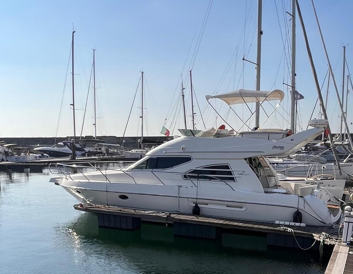 Payva & Branco Boats Iate Privado Em Cascais Hotel Exterior photo